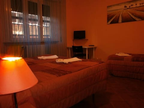 Desk, soundproofing, free WiFi, bed sheets