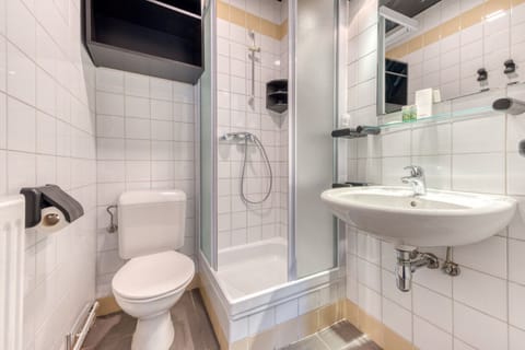 Single Room | Bathroom | Free toiletries, hair dryer, towels