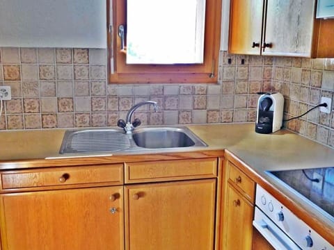 Brown, Tap, Cabinetry, Kitchen Sink, Sink, Countertop, Plumbing Fixture, Property, White, Wood