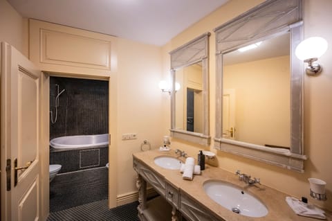 Executive Suite | Bathroom | Combined shower/tub, deep soaking tub, free toiletries, hair dryer