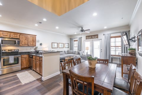 Seating for 6 at the dining table