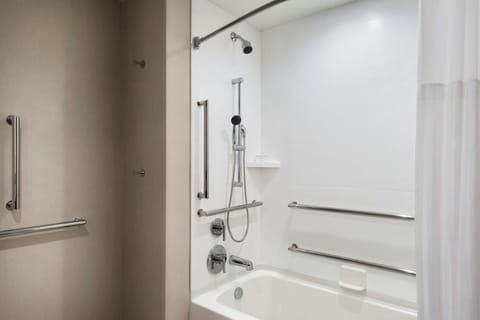 Combined shower/tub, hair dryer, towels