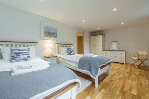 The Parlour, St Agnes. Bedroom two with twin beds and smart television