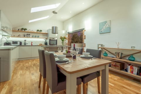 The Parlour, St Agnes. Dining area with seating for four