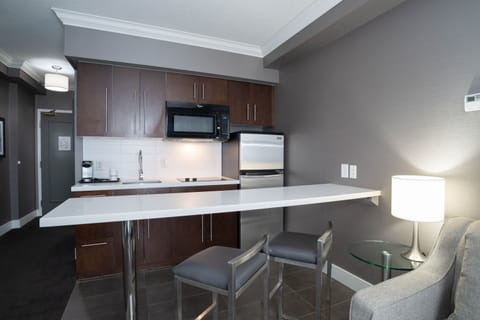 Standard Suite, 1 King Bed with Sofa bed, Kitchen | Private kitchen | Microwave, coffee/tea maker