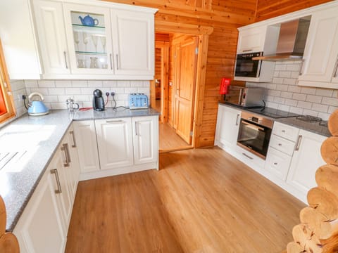 Cottage | Private kitchen | Fridge, microwave, stovetop, dishwasher