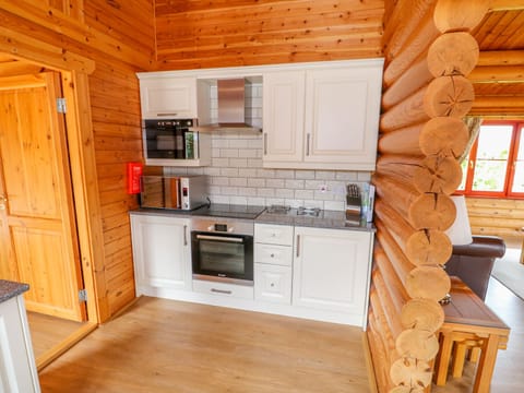 Cottage | Private kitchen | Fridge, microwave, stovetop, dishwasher