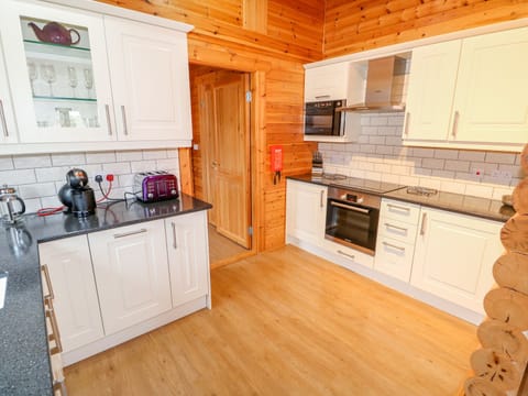 Cottage | Private kitchen | Fridge, microwave, stovetop, dishwasher