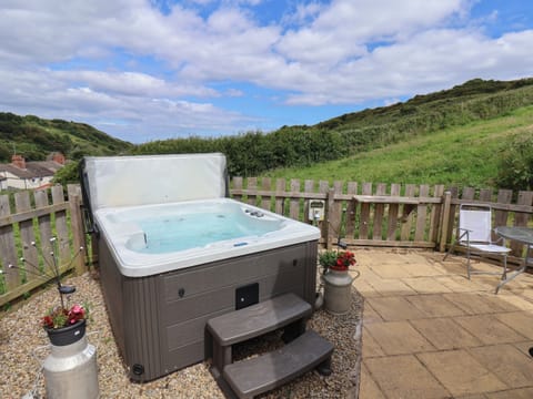 Cottage | Outdoor spa tub