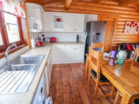 Cottage | Private kitchen | Dishwasher, highchair, cookware/dishes/utensils