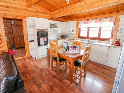 Cottage | Private kitchen | Dishwasher, highchair, cookware/dishes/utensils