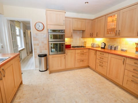 Cottage | Private kitchen | Microwave, stovetop, dishwasher, highchair