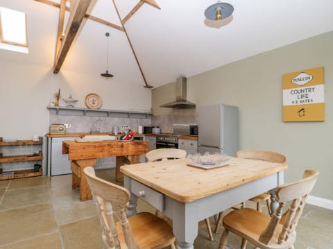 Cottage | Private kitchen | Dishwasher, highchair, cookware/dishes/utensils