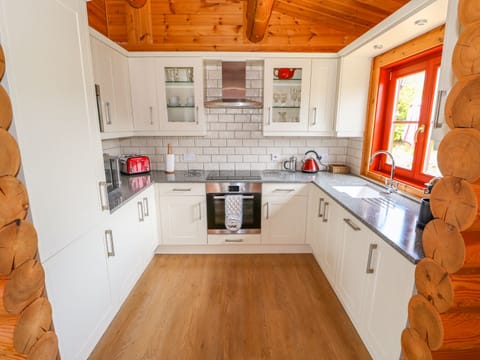 Cottage | Private kitchen | Fridge, microwave, stovetop, dishwasher