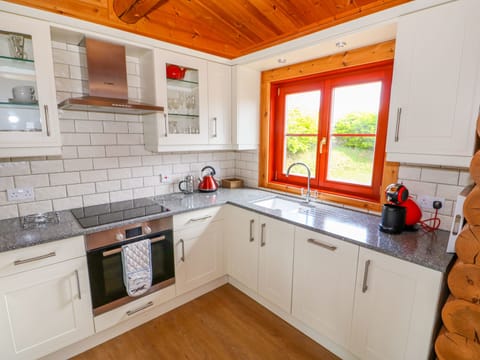 Cottage | Private kitchen | Fridge, microwave, stovetop, dishwasher