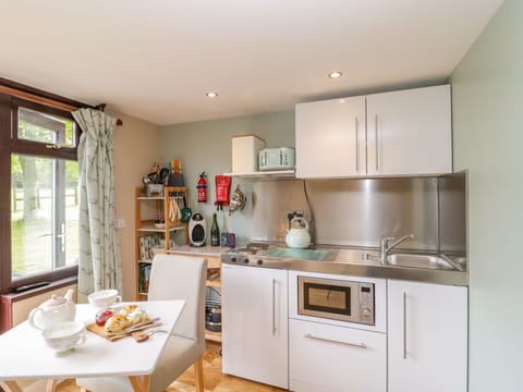 Cottage | Private kitchen | Fridge, stovetop, dishwasher, electric kettle