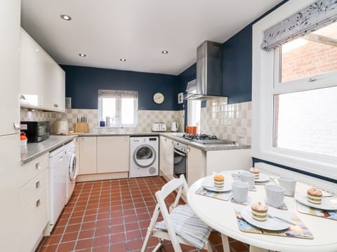 Cottage | Private kitchen | Dishwasher, highchair, cookware/dishes/utensils