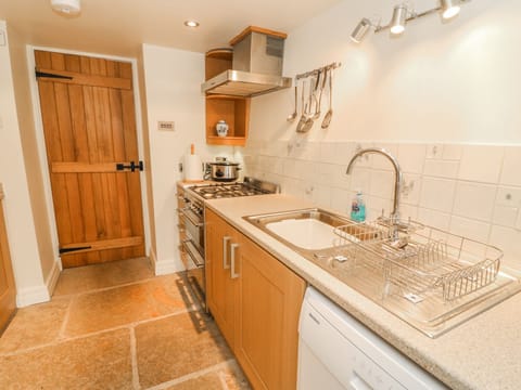 Cottage | Private kitchen | Fridge, microwave, stovetop, dishwasher