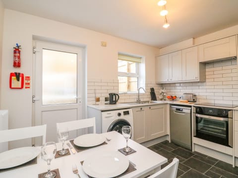 Cottage | Private kitchen | Dishwasher, cookware/dishes/utensils