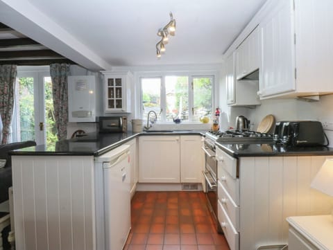 Cottage | Private kitchen | Fridge, microwave, oven, stovetop