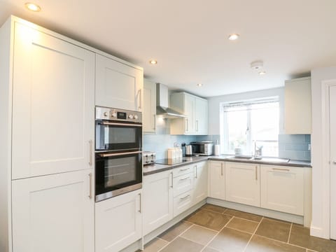 Cottage | Private kitchen | Stovetop, dishwasher, electric kettle, highchair