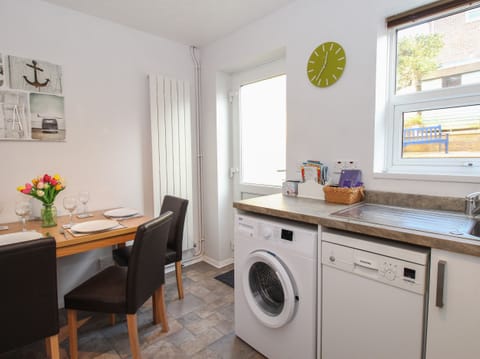 Cottage | Private kitchen | Dishwasher, highchair, cookware/dishes/utensils