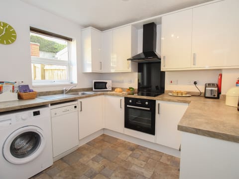 Cottage | Private kitchen | Dishwasher, highchair, cookware/dishes/utensils