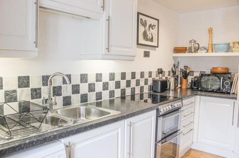 Cottage | Private kitchen | Microwave, stovetop, dishwasher, electric kettle