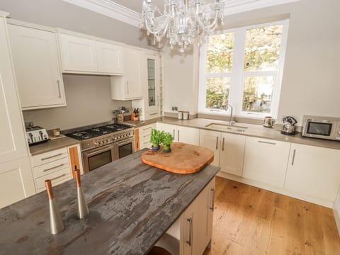 Cottage | Private kitchen | Dishwasher, cookware/dishes/utensils