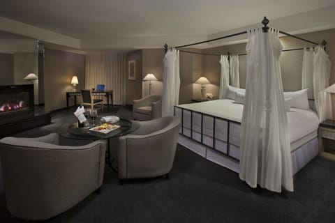 Luxury Executive Suite, 1 King Bed | Premium bedding, minibar, in-room safe, desk