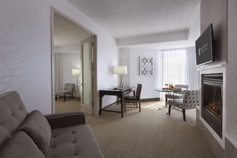 Luxury Deluxe Suite | Premium bedding, pillowtop beds, minibar, in-room safe