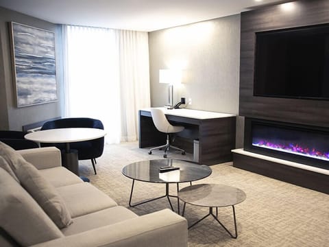 Luxury Deluxe Suite | Premium bedding, minibar, in-room safe, desk