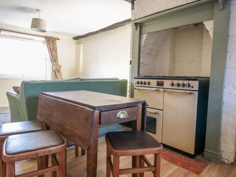 Cottage | Private kitchen | Dishwasher, cookware/dishes/utensils