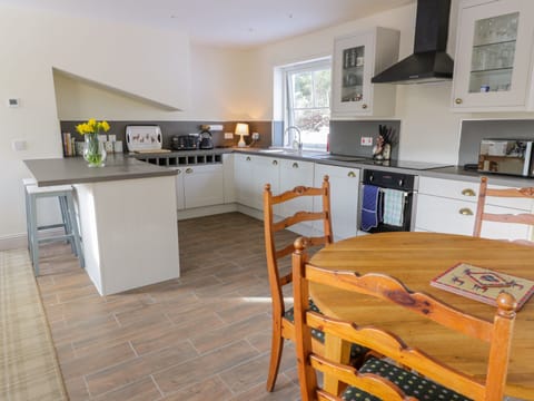 Cottage | Private kitchen | Fridge, microwave, stovetop, dishwasher