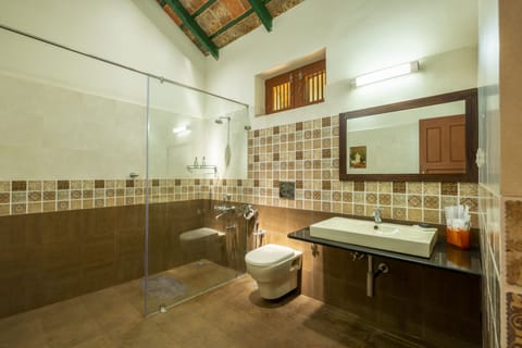 Deluxe Room, 1 King Bed | Bathroom | Shower, rainfall showerhead, free toiletries, bathrobes