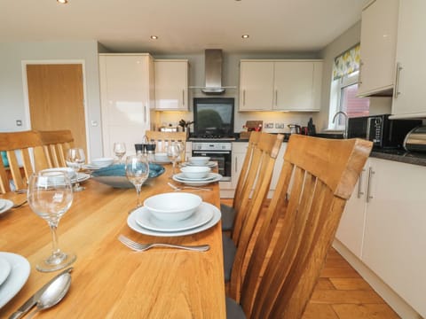 Cottage | Private kitchen | Microwave, stovetop, dishwasher, cookware/dishes/utensils