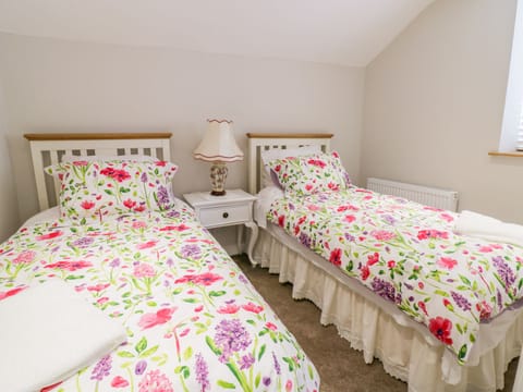 Cottage | 2 bedrooms, individually decorated, individually furnished, free WiFi