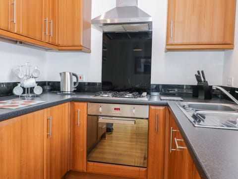 Cottage | Private kitchen | Fridge, microwave, stovetop, dishwasher