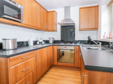 Cottage | Private kitchen | Fridge, microwave, stovetop, dishwasher