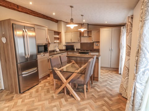 Cottage | Private kitchen | Dishwasher, electric kettle, cookware/dishes/utensils