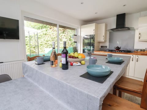 Dishwasher, cookware/dishes/utensils