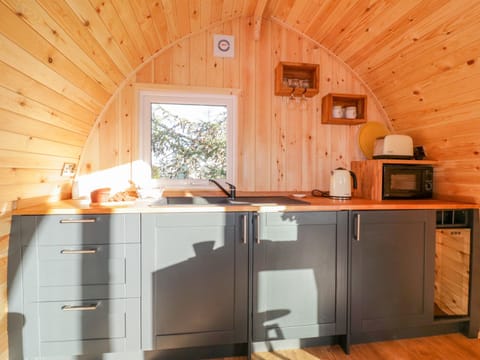 Cottage | Private kitchen | Microwave, stovetop, electric kettle, toaster