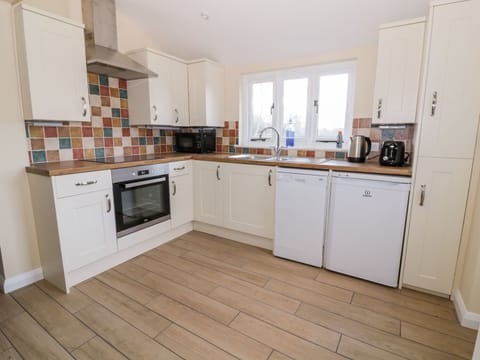 Cottage | Private kitchen | Dishwasher, cookware/dishes/utensils