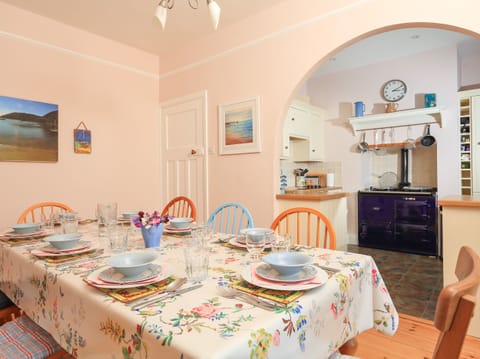 Cottage | Private kitchen | Microwave, stovetop, dishwasher, cookware/dishes/utensils