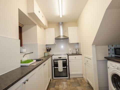 Cottage | Private kitchen | Fridge, microwave, stovetop, electric kettle