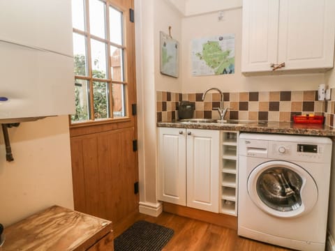 Cottage | Private kitchen | Microwave, stovetop, electric kettle, toaster