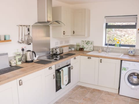 Cottage | Private kitchen | Stovetop, dishwasher, cookware/dishes/utensils