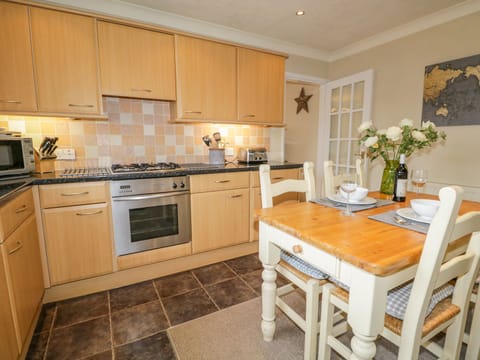 Cottage | Private kitchen | Electric kettle, toaster, cookware/dishes/utensils