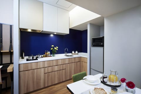 Premier Twin Room | Private kitchen | Fridge, microwave, electric kettle, eco-friendly cleaning products