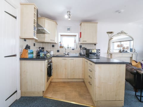 Cottage | Private kitchen | Fridge, microwave, stovetop, dishwasher